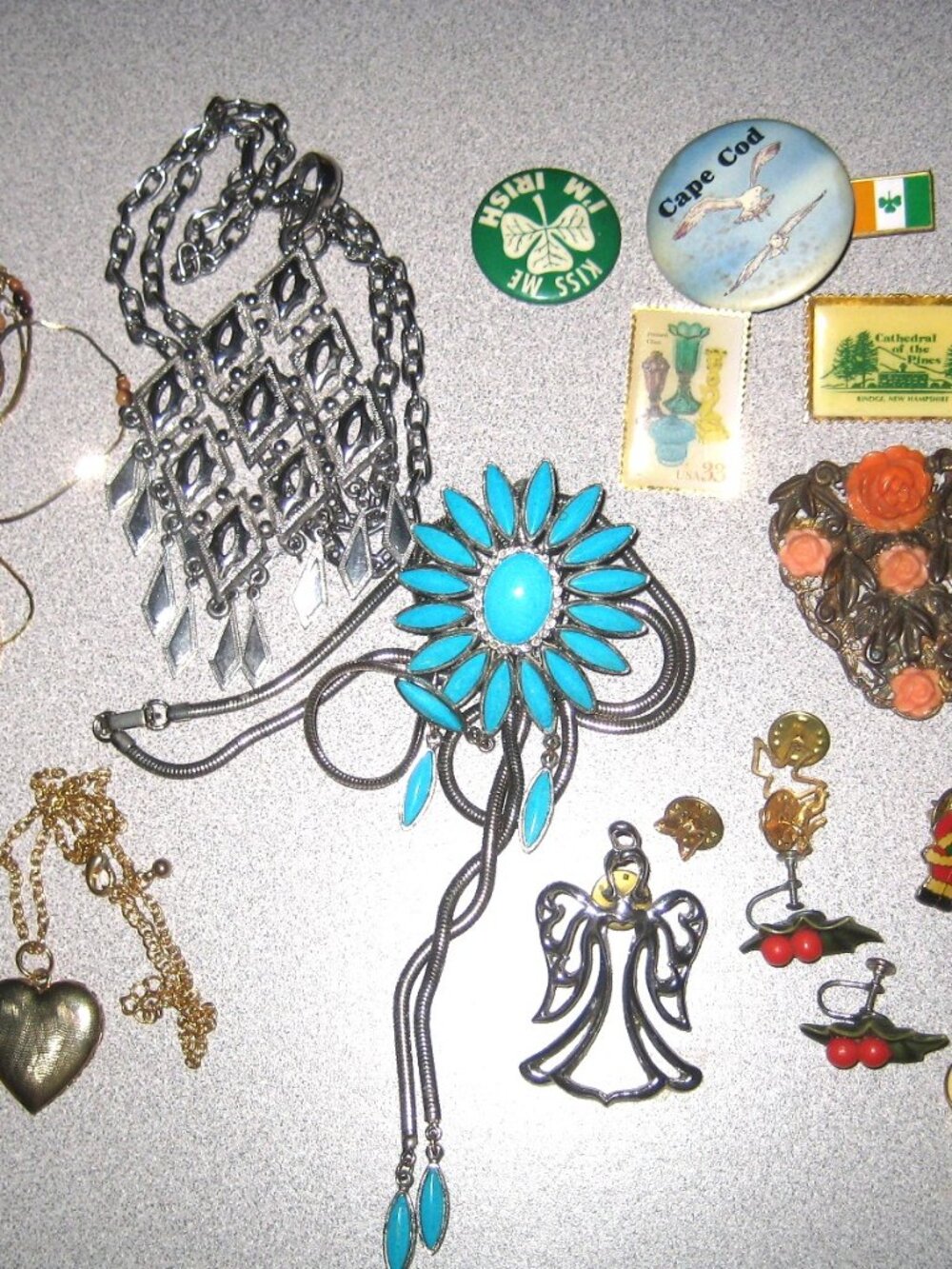 LOT OF 26 PIECES OF JEWELRY - 5 NECKLACES, 15 PINS, EARRINGS